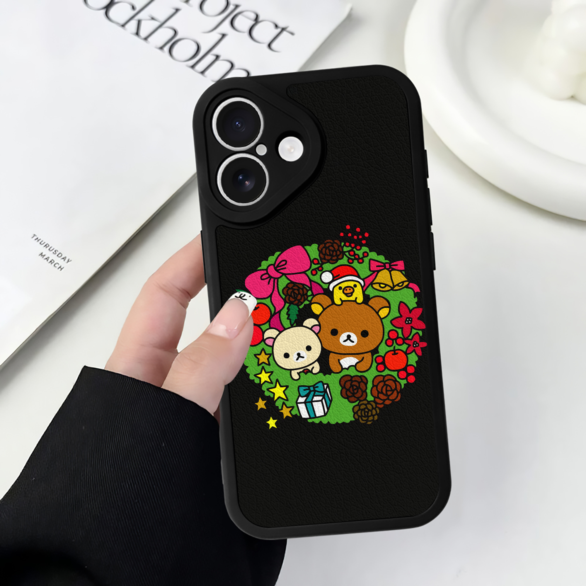 （画像用） リラックマ リラックマ キイロイトリ Rilakkuma Korilakkuma Kiiroitori 【iPhone 16シリーズ対応】シリコンスマホケース（レザー調） 材質：シリコン